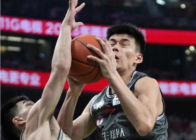 想到这，叶辰急忙对萧初然说：老婆，你先泡一会儿，我去拿杯喝的。